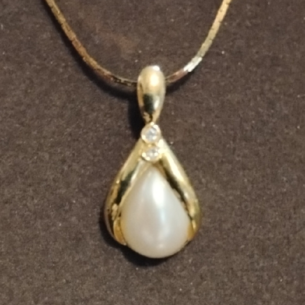 Vintage Avon Delicate Gold Tone Necklace with Teardrop Simulated Pearl Pendant - Picture 2 of 3
